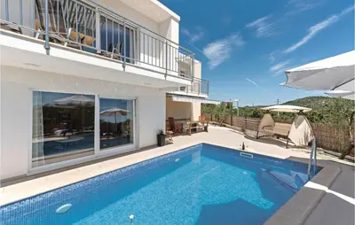 Bazen u objektu Six-Bedroom Holiday Home In Rogoznica ili u blizini