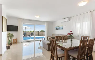 TV i/ili zabavni centar u objektu Six-Bedroom Holiday Home In Rogoznica