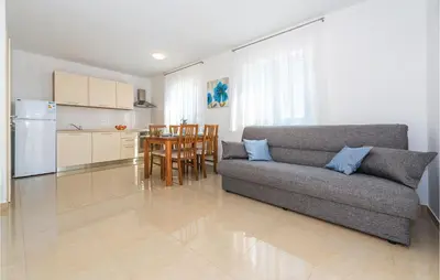 Kuhinja ili čajna kuhinja u objektu Six-Bedroom Holiday Home In Rogoznica