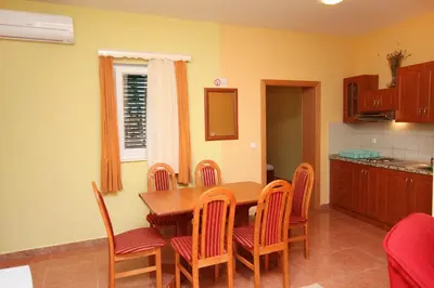 Kuhinja ili čajna kuhinja u objektu Apartments by the sea Rogoznica - 3198