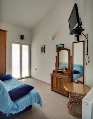 TV i/ili zabavni centar u objektu Apartments by the sea Prvic Luka, Prvic - 12064