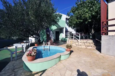 Bazen u objektu Seaside house for families with children Zatoglav, Rogoznica - 12212 ili u blizini