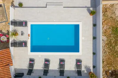 Bazen u objektu Villa Sunshine ili u blizini