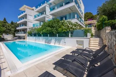 Bazen u objektu Villa Aqua ili u blizini