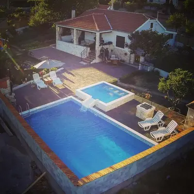 Bazen u objektu Villa Kata ili u blizini