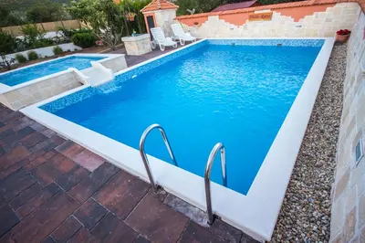 Bazen u objektu Villa Kata ili u blizini