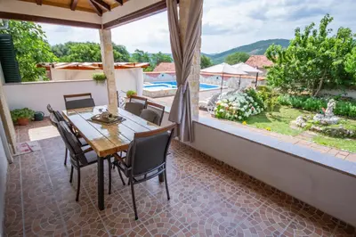 Pogled na planine ili pogled na planine iz vila