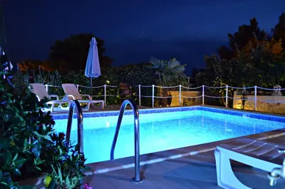 Bazen u objektu Apartments Villa RA ili u blizini