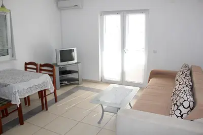 TV i/ili zabavni centar u objektu Apartment with Sea View in Zečevo Rogozničko – 65 sqm with Balcony