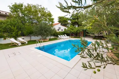 Bazen u objektu Villa Croatica Apartments ili u blizini