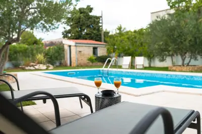 Bazen u objektu Villa Croatica Apartments ili u blizini