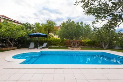 Bazen u objektu Villa Croatica Apartments ili u blizini