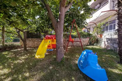 Dječje igralište u objektu Family friendly seaside apartments Zaton, Krka - 12416