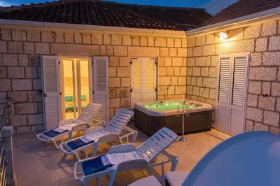 Bazen u objektu Apartments Cezar ili u blizini