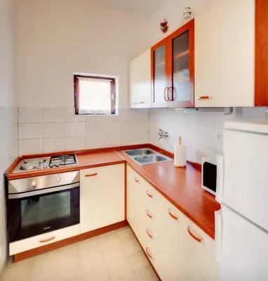 Kuhinja ili čajna kuhinja u objektu Apartments by the sea Grebastica, Sibenik - 12587