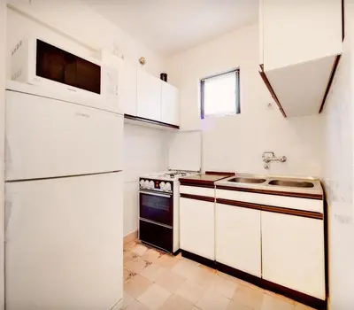 Kuhinja ili čajna kuhinja u objektu Apartments by the sea Grebastica, Sibenik - 12588