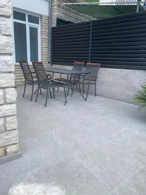 Popločani dio dvorišta ili vanjski dio objekta Apartment Svemir