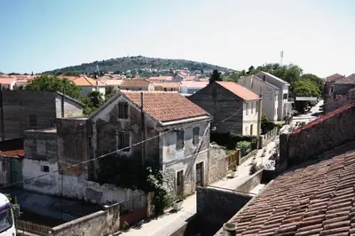 Pogled na planine ili pogled na planine iz vikendica