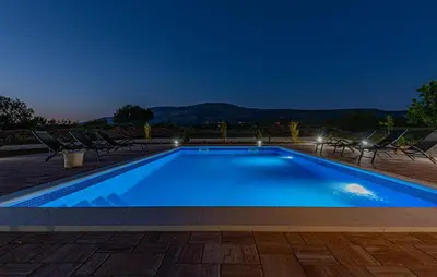 Bazen u objektu Villa Iris ili u blizini