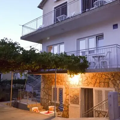Apartments with a parking space Pirovac