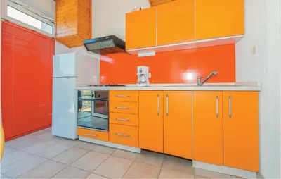 Kuhinja ili čajna kuhinja u objektu One-Bedroom Apartment In Rogoznica