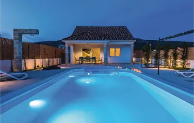 Bazen u objektu Three-Bedroom Holiday Home In Sibenik ili u blizini