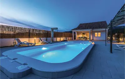 Bazen u objektu Three-Bedroom Holiday Home In Sibenik ili u blizini
