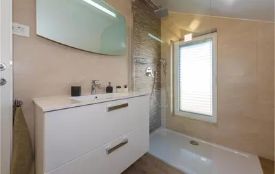 Kupaonica u objektu Three-Bedroom Holiday Home In Sibenik