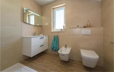 Kupaonica u objektu Three-Bedroom Holiday Home In Sibenik