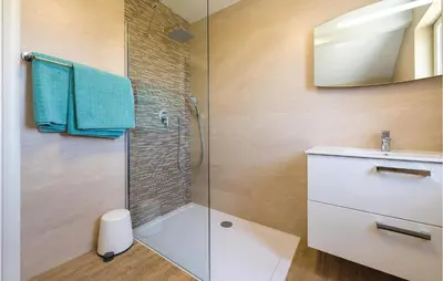 Kupaonica u objektu Three-Bedroom Holiday Home In Sibenik