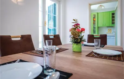 Kuhinja ili čajna kuhinja u objektu Three-Bedroom Apartment In Rogoznica