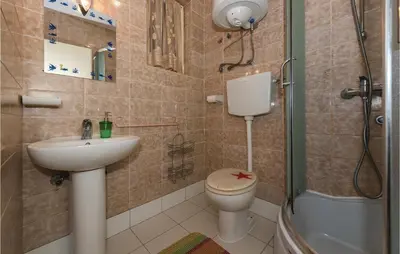 Kupaonica u objektu Two-Bedroom Apartment In Rogoznica