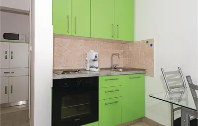 Kuhinja ili čajna kuhinja u objektu Two-Bedroom Apartment In Rogoznica