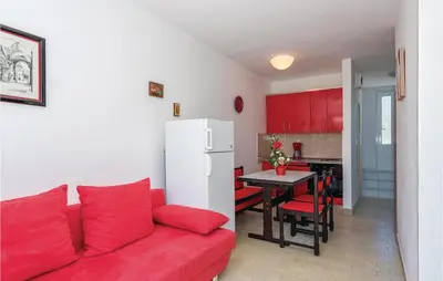 Kuhinja ili čajna kuhinja u objektu Two-Bedroom Apartment In Rogoznica