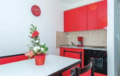 Kuhinja ili čajna kuhinja u objektu Two-Bedroom Apartment In Rogoznica
