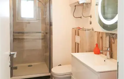 Kupaonica u objektu Two-Bedroom Apartment In Brodarica