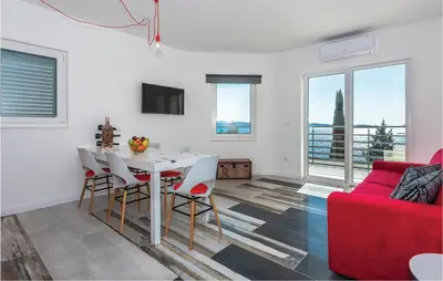 TV i/ili zabavni centar u objektu Two-Bedroom Apartment In Brodarica