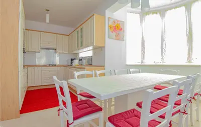 Kuhinja ili čajna kuhinja u objektu Four-Bedroom Holiday Home In Brodarica