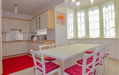 Kuhinja ili čajna kuhinja u objektu Four-Bedroom Holiday Home In Brodarica