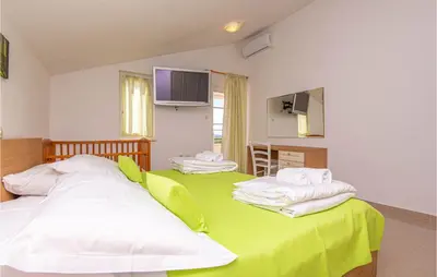 Krevet ili kreveti u jedinici u objektu Four-Bedroom Holiday Home In Brodarica