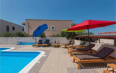 Bazen u objektu Four-Bedroom Holiday Home In Brodarica ili u blizini