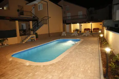 Bazen u objektu Apartmani Šprljan ili u blizini