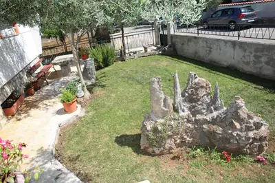 Vrt u objektu Apartmani Šprljan