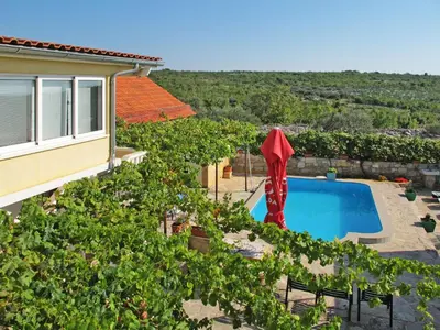 Bazen u objektu Apartment Mali Ive by Interhome ili u blizini