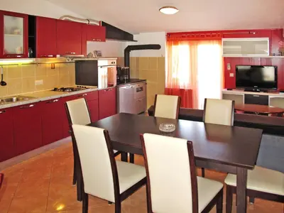 Kuhinja ili čajna kuhinja u objektu Apartment Mali Ive by Interhome