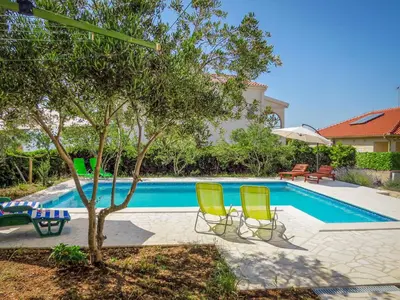 Bazen u objektu Apartment Katarina 5 by Interhome ili u blizini