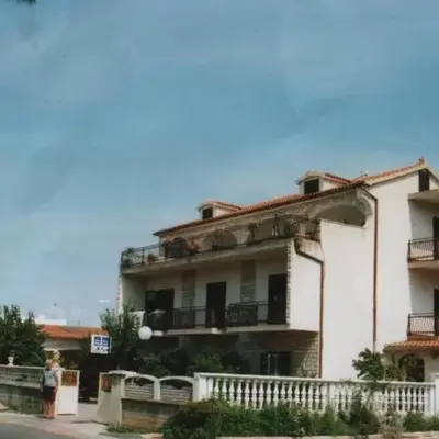 Apartments with parking space Brodarica
