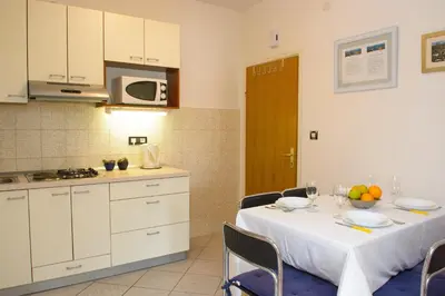 Kuhinja ili čajna kuhinja u objektu Apartments by the sea Rogoznica - 12820