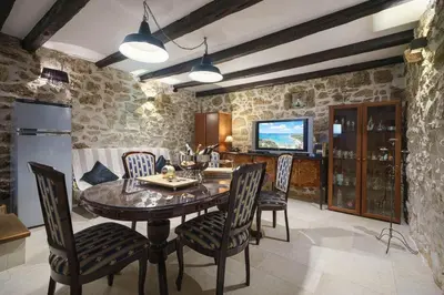 Kuhinja ili čajna kuhinja u objektu Heritage Residence in Center with pool
