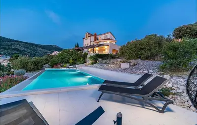 Bazen u objektu Six-Bedroom Holiday Home In Primosten ili u blizini